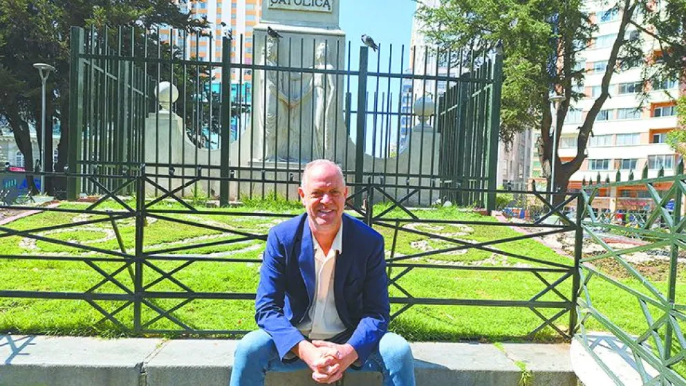 Jason Corder en la plaza Isabel la Católica, en La Paz. FOTO: Jorge Soruco/Visión 360