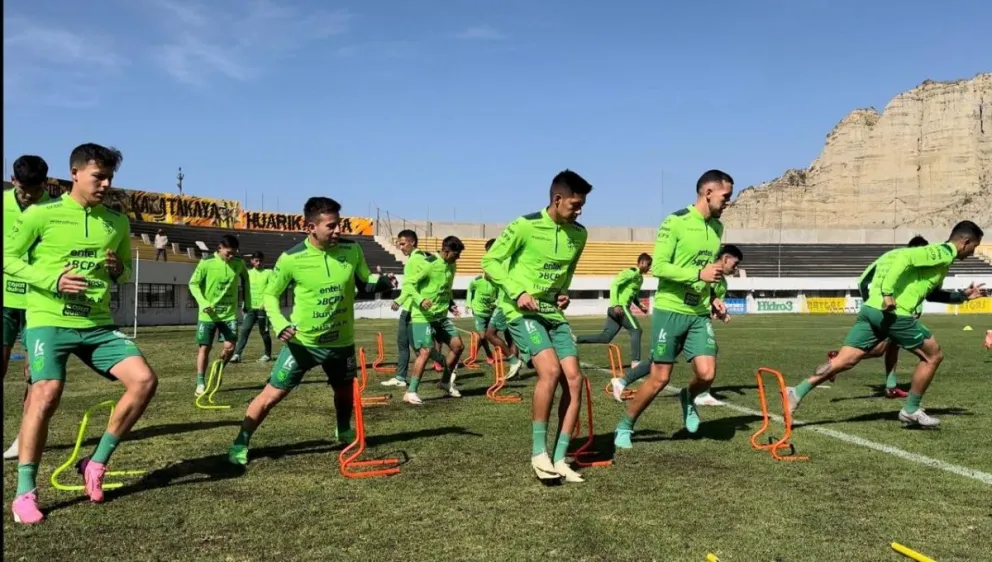 Ingreso en calor de la selección nacional en la práctica matinal de este martes en el estadio Rafael Mendoza Castellón de Achumani. Foto: FBF