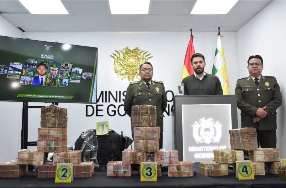 El ministro de Gobierno, Eduardo Del Castillo, presenta el dinero sustraído por los autores del triple asesinato. Foto: APG