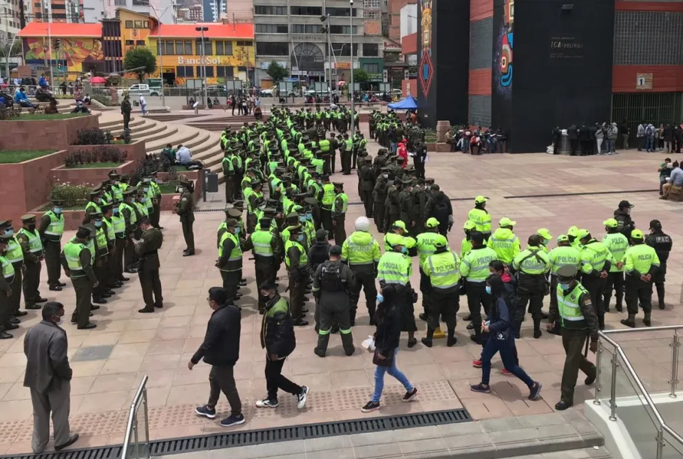 El despliegue de la polícia en uno de los encuentros de la Verde en el estadio Siles. Foto: LVT