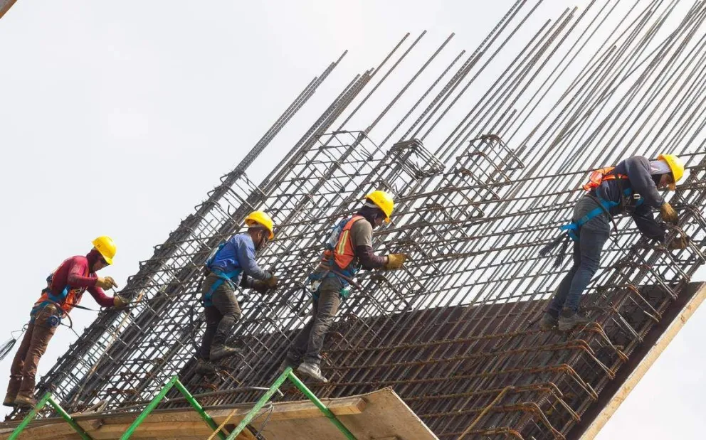 Trabajadores en una obra de construcción en La Paz. Foto: ABI