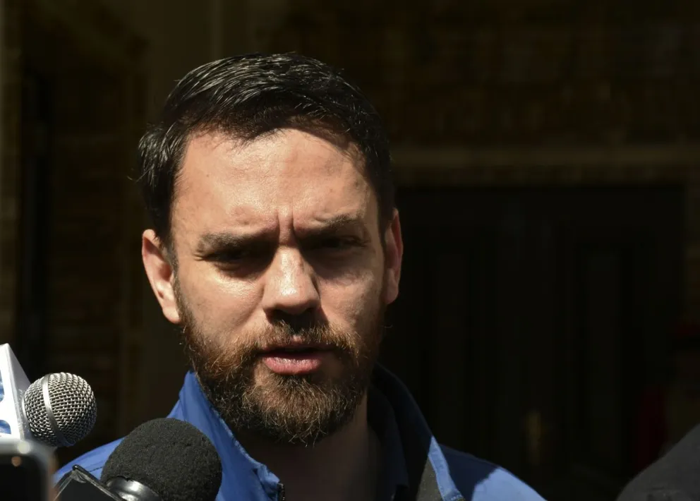 El ministro Del Castillo en un anterior contacto con la prensa. Foto: APG 