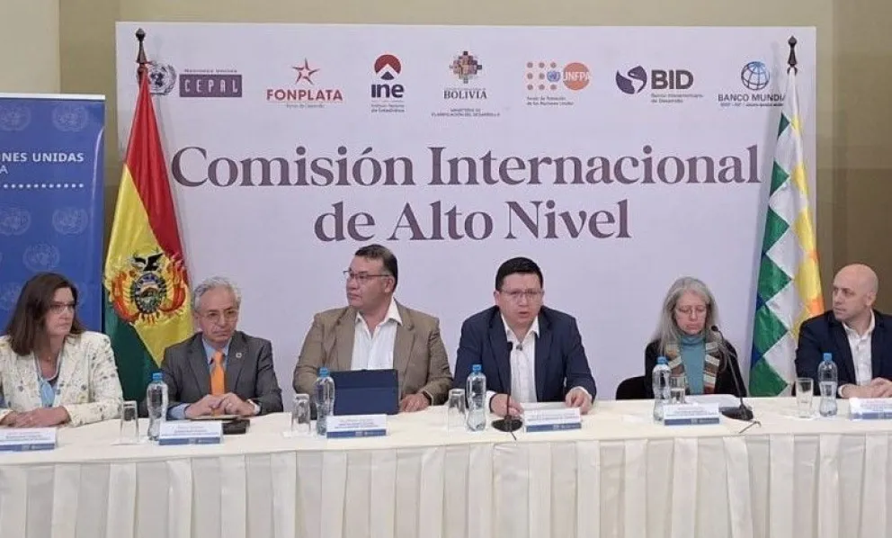 El ministro de Planificación, Sergio Cusicanqui, junto al director del INE y los integrantes de la Comisión de Alto Nivel que acompañó el Censo. Foto. M. Belmonte