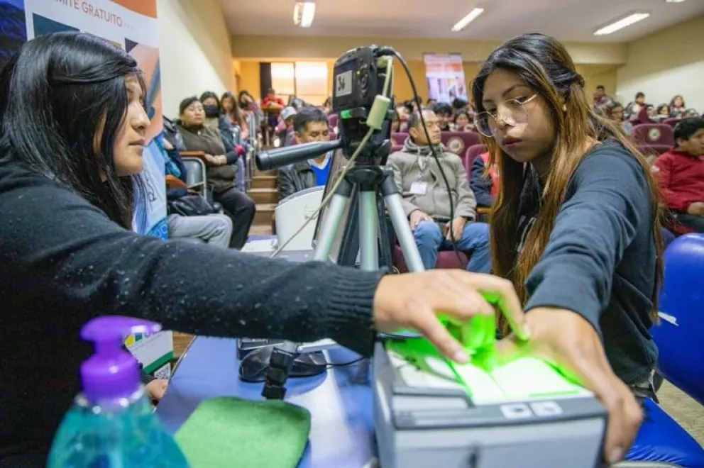 Una joven se empadrona en oficinas de Serecí que registra largas filas este miércoles. Foto ABI