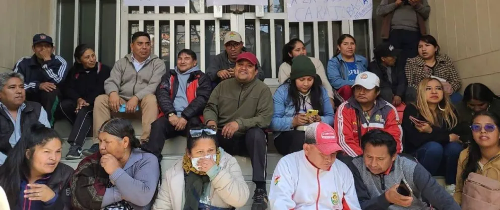 La vigilia instalada en puertas del TCP en Sucre. Foto: Unitel