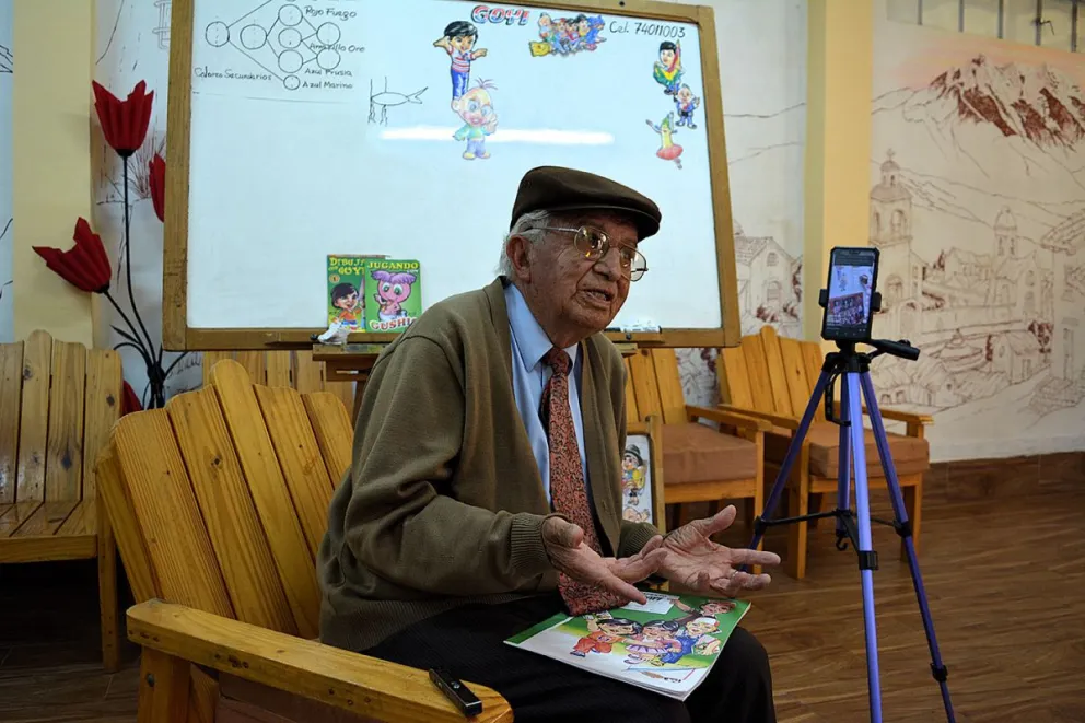 El profesor Jaime Sanjinés Vidal recibió a Visión 360 en el salón de clases de su casa. FOTO: Leny Chuquimia/visión 360