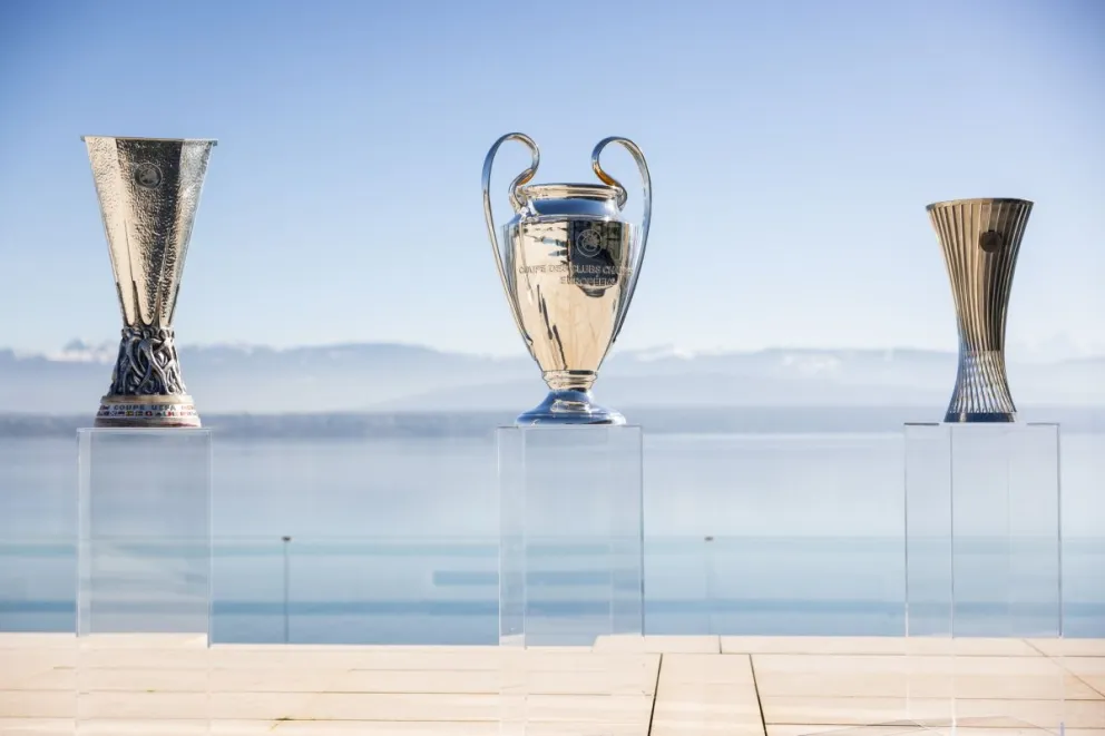 Los trofeos de los tres principales torneos de clubes de Europa. Foto: UEFA.