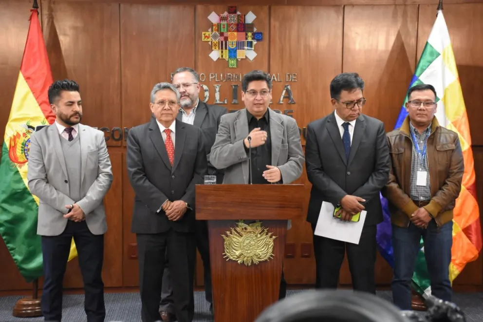 El ministro de Economía, Marcelo Montenegro, brinda conferencia de prensa, junto al presidente de la CEPB, Giovani Ortuño. Foto: APG