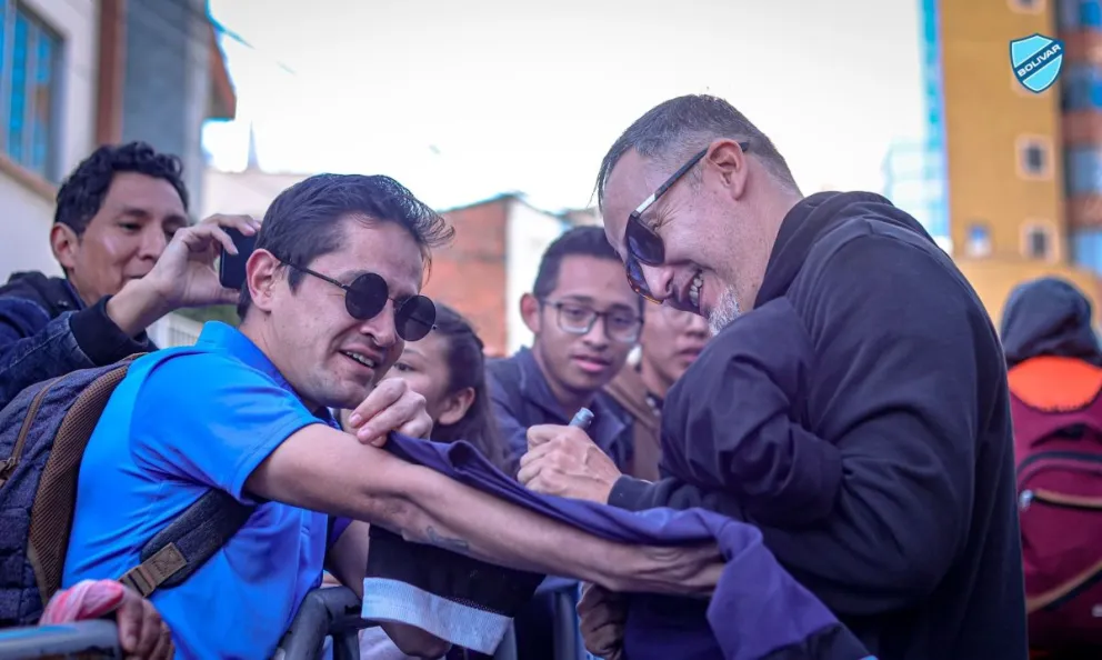 Robatto firma un autógrafo para un hincha. Foto: Club Bolívar.