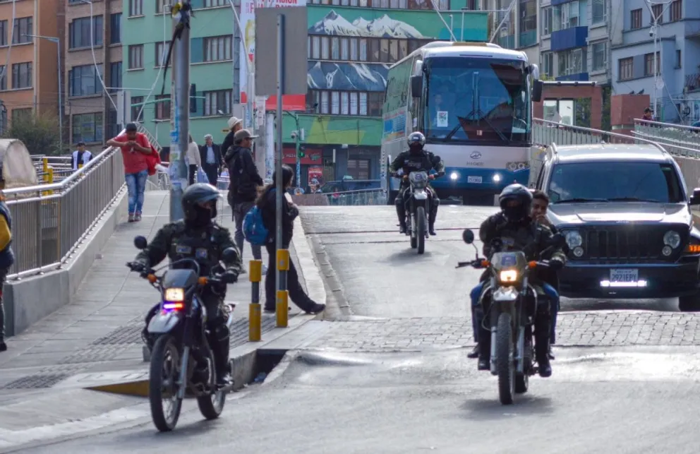 Patrulleros del Pac abren la ruta al bus de la selección rumbo al estadio Siles. Foto: Alejandro Apaza.
