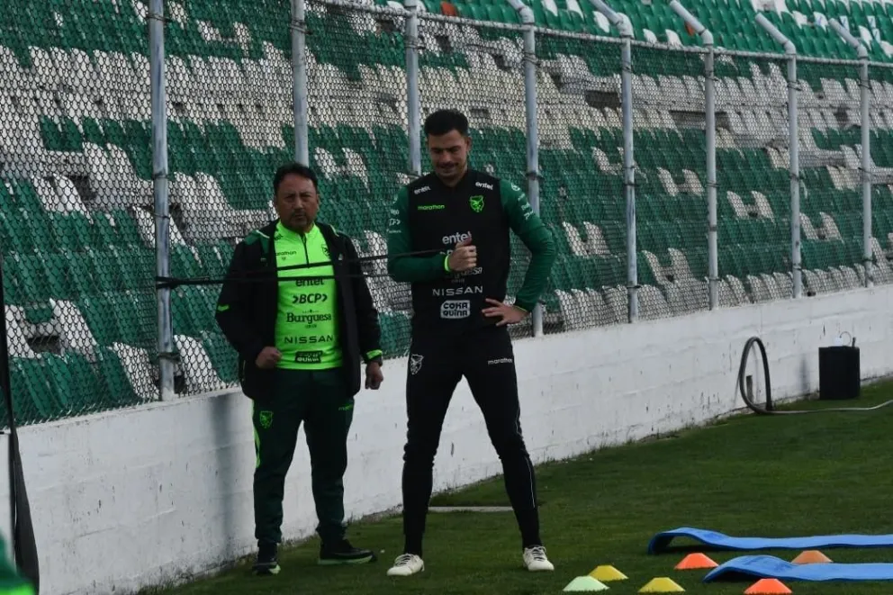 Guillermo Viscarra (der.) junto a Rudy Romero, fisioterapeuta de la selección, que supervisó la recuperación del arquero. Foto: APG
