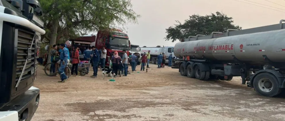 Choferes de camiones cisterna hacen una vigilia en la refinería Palmasola. Foto: Unitel