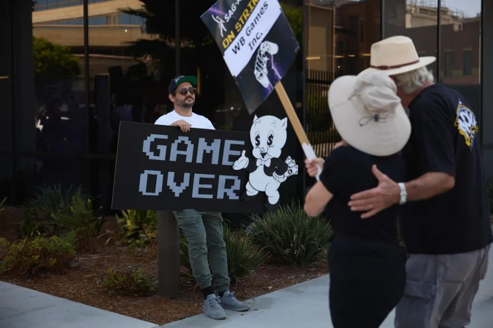 Artistas de videojuegos de Hollywood, en una huelga este miércoles a las afueras de los estudios Warner Bros. en Burbank (EEUU) Foto: EFE