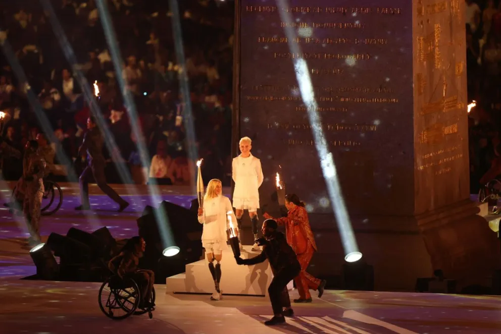 Una deportista sostiene la antorcha paralímpica. Foto: París 2024.