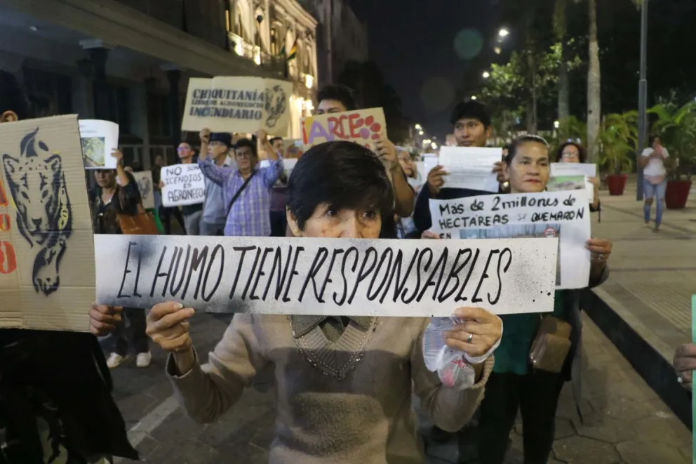 Activistas participan durante una protesta en contra de los incendios forestales este miércoles en Santa Cruz. Foto: EFE