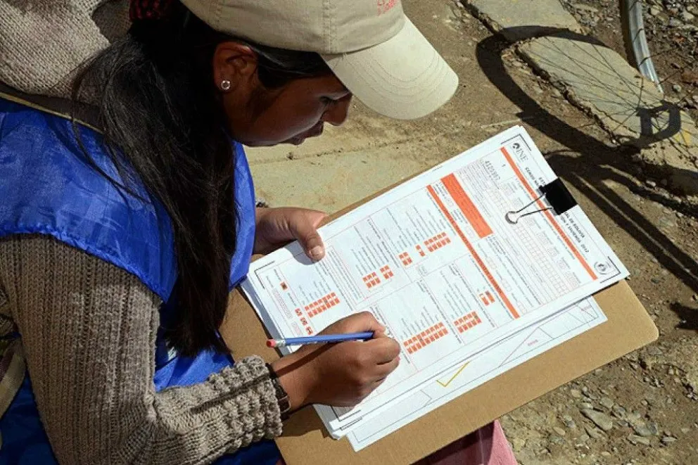 Una empadronadora durante el censo realizado en marzo. Foto: Archivo APG