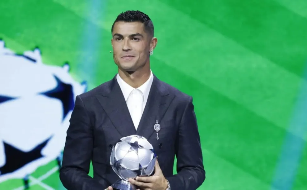 Cristiano Ronaldo sostiene su reconocimiento por parte de la UEFA. Foto: EFE.