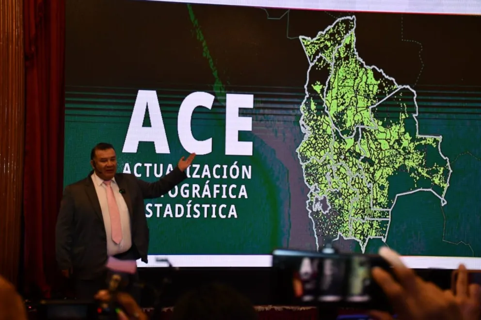 El director del INE, Humberto Arandia, cuando presentó los dato del censo. Foto: APG  
