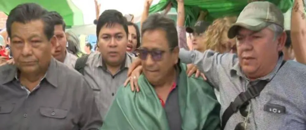 Juan Yujra (centro) con sus compañeros dirigentes del transporte pesado, tras salir de la audiencia de medidas cautelares. Foto. Unitel