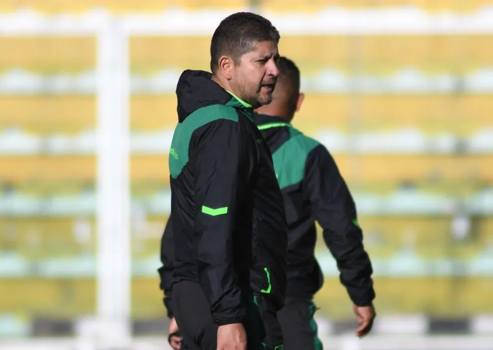 El seleccionador nacional Oscar Villegas dirige una practica en el Hernando Siles. Foto: FBF