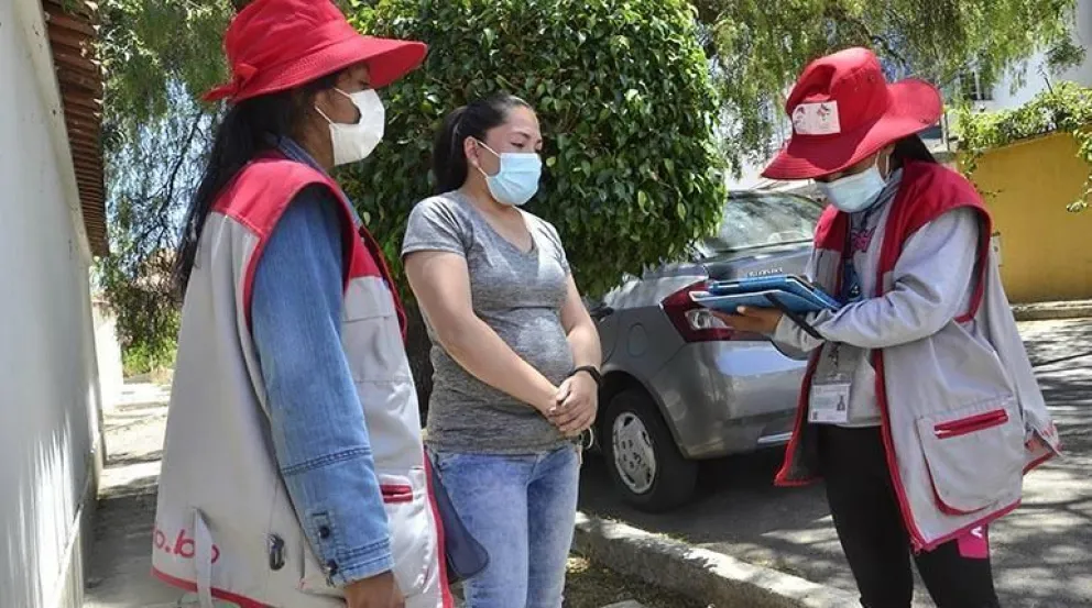 Dos encuestadores del INE entrevistan a una ciudadana. Foto: Radio Continental online