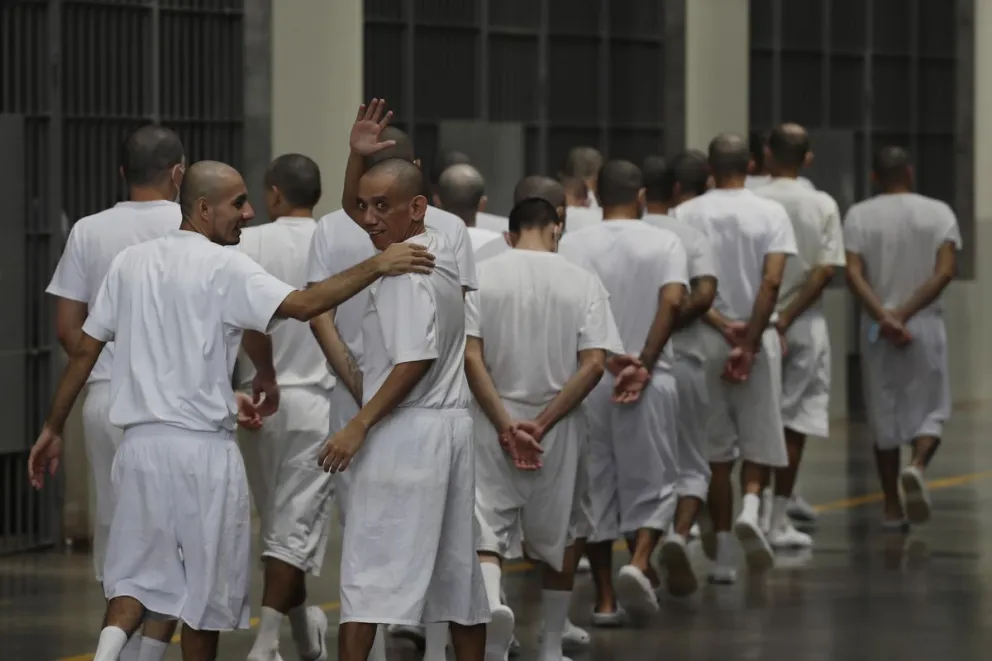 Foto de archivo de presos que se organizan en una megacárcel salvadoreña construida en el Gobierno de Nayib Bukele. Foto: EFE