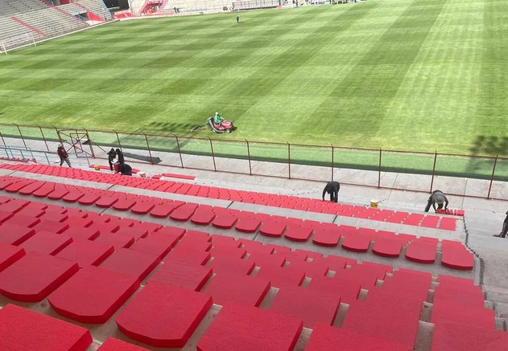Funcionarios de la Alcaldía de El Alto trabajan en el colocado de las butacas y el cuidado de la cancha: Foto: KGM