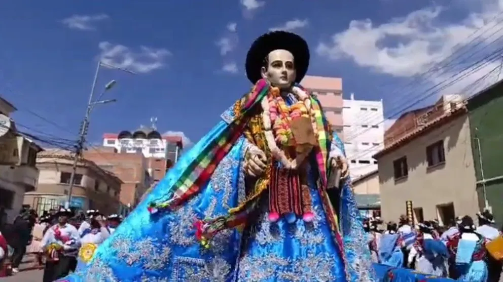 Comunarios trasladaron la imagen "original" de San Ignacio de Loyola a la primera jornada de la fiesta de Ch'utillos. Foto: Captura El Potosí