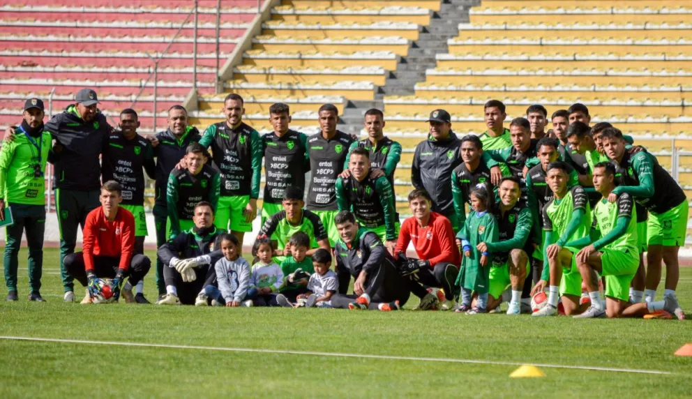 Jugadores y cuerpo técnico de la selección comparten con varios niños antes empezar el entrenamiento del jueves. Foto: Sports 360