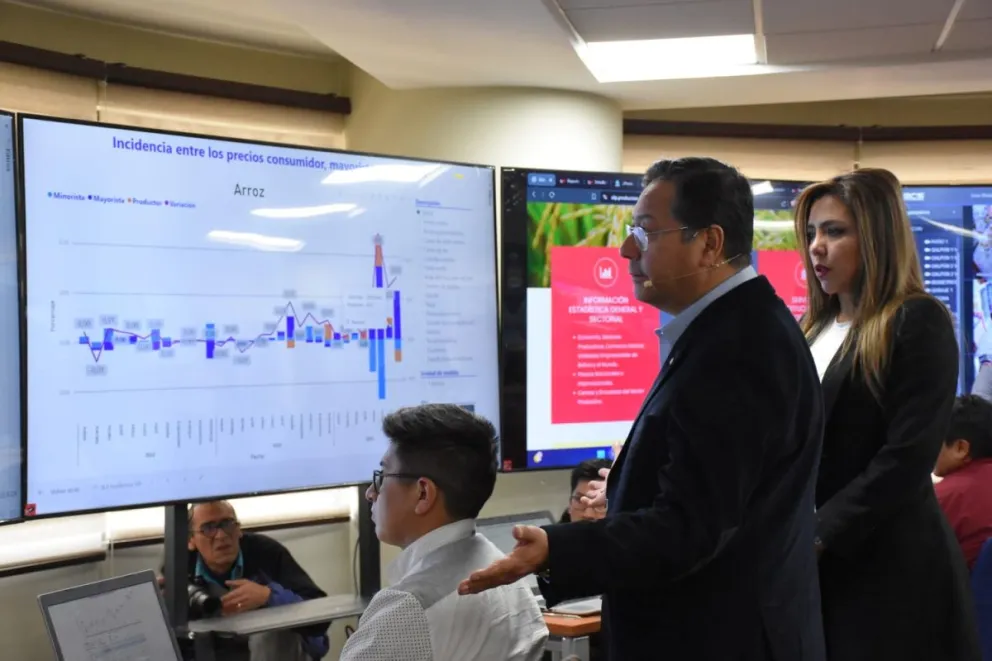 Luis Arce en el centro de monitoreo, este viernes. Foto: APG