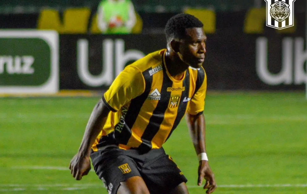 Bryan Angulo con la camiseta del Tigre en uno de los partidos por la competencia local. Foto: club The Strongest
