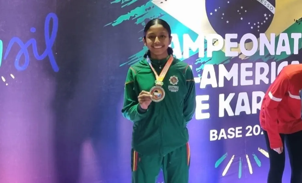 Luna con su medalla de plata en la premiación. Foto: Feboka.