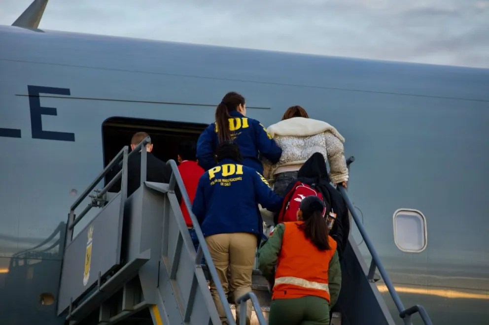 Deportados abordan un avión militar en Chile. Foto: CNN Chile