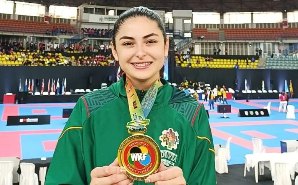Sandoval sostiene su presea dorada ganada en Brasil. Foto: Feboka.