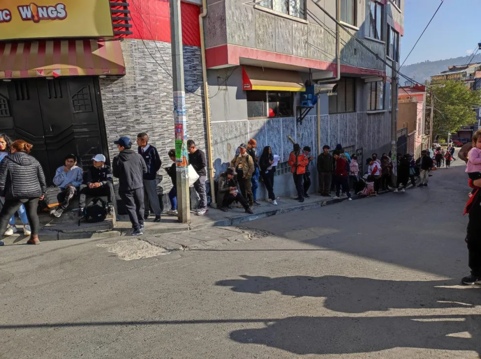 Jóvenes aguardan registrarse en el padrón electoral. Foto: Visión 360