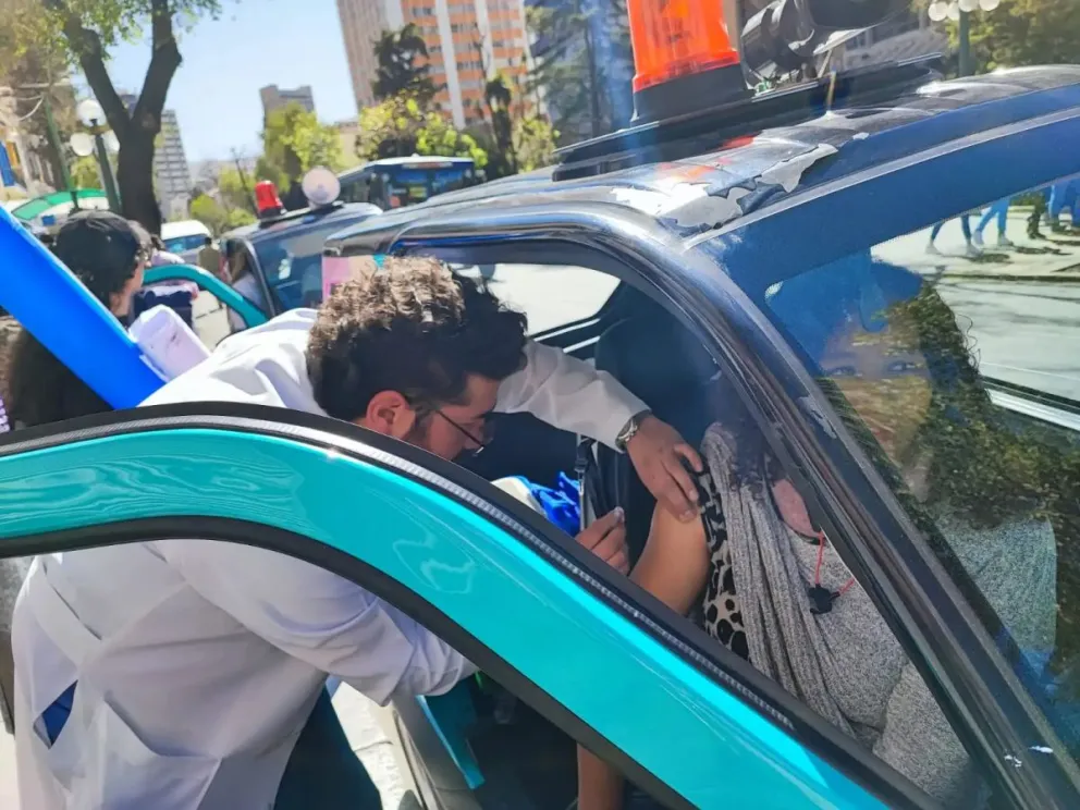 Atención en uno de los vehículos de la Alcaldía.  FOTO: AMN