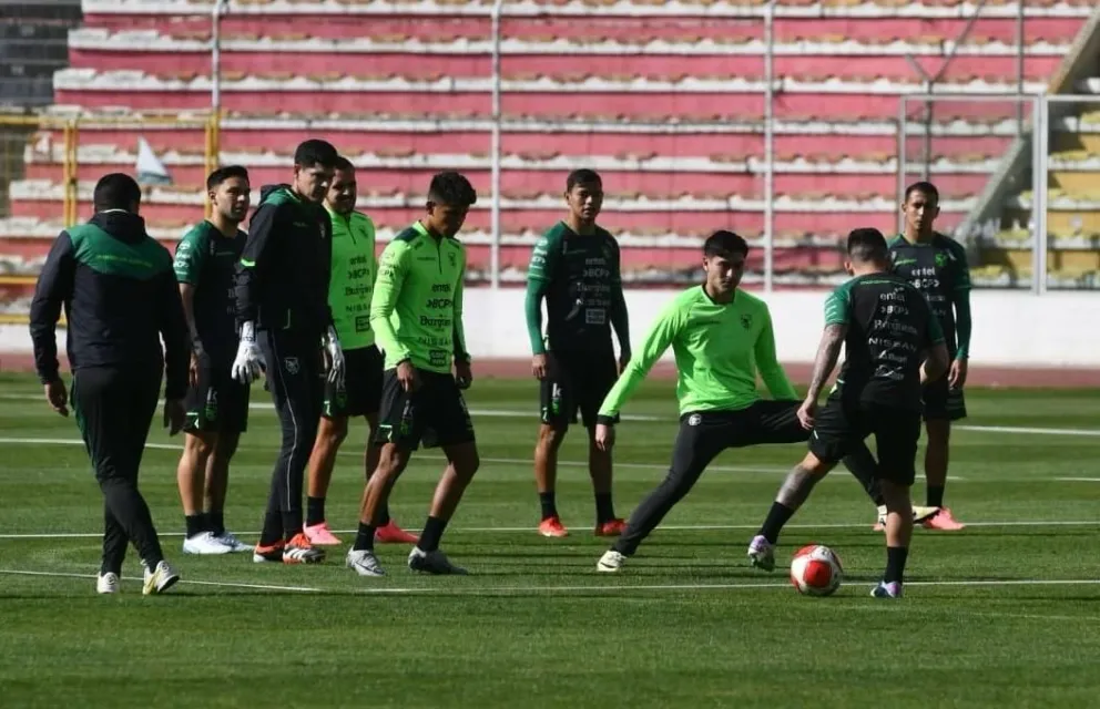 jugadores de la selección juegan con el balón en el inicio del trabajo de este viernes. Foto: APG