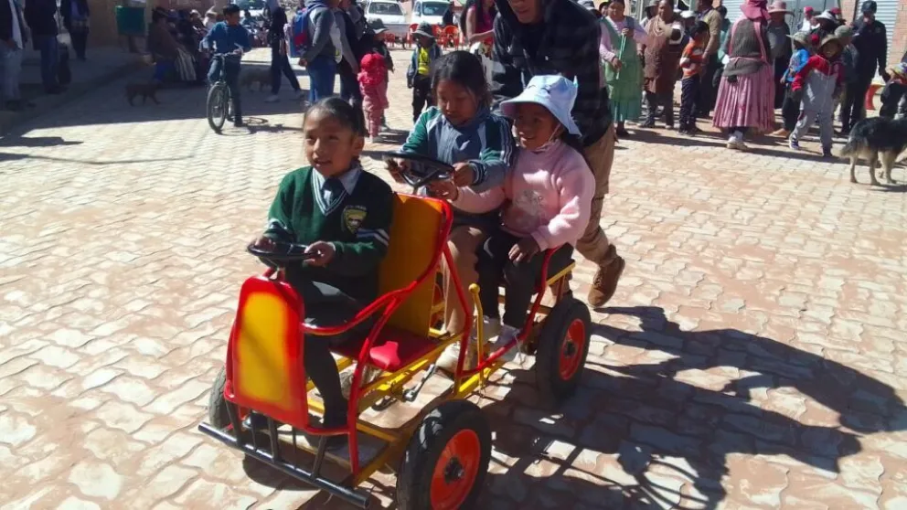 Niñas en un cochecito sin motor. FOTO: Prensa Eva Copa