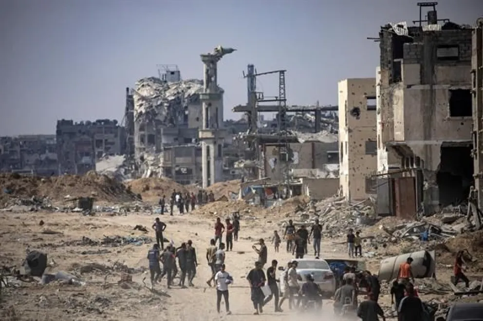 Palestinos desplazados inspeccionan la zona destruída después de una operación militar terrestre de las fuerzas israelíes, en el campamento de Jan Yunis, en el sur de la Franja de Gaza, el 30 de agosto de 2024. EFE/EPA/HAITHAM IMAD