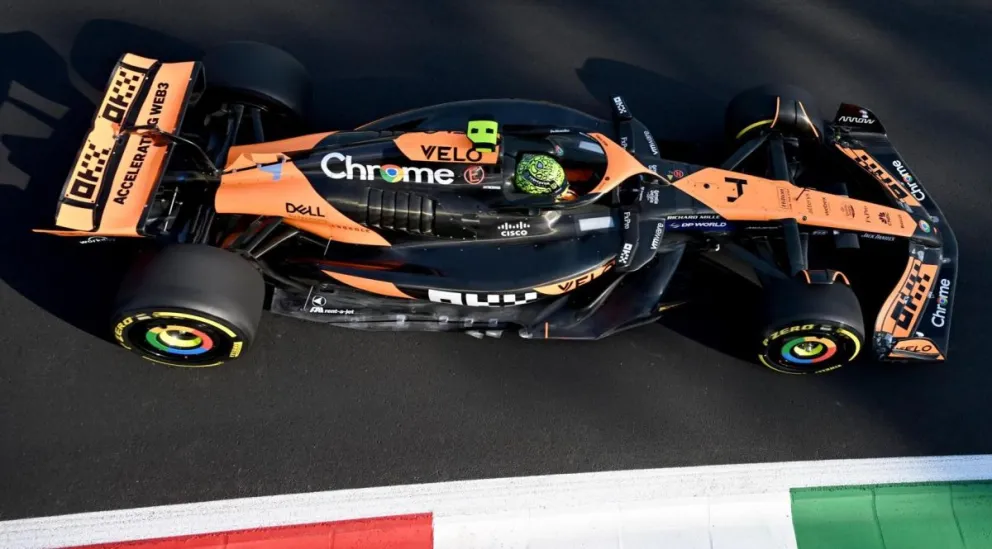 El piloto inglés Lando Norris al mando de su McLaren durante las pruebas de clasificación. Foto: EFE