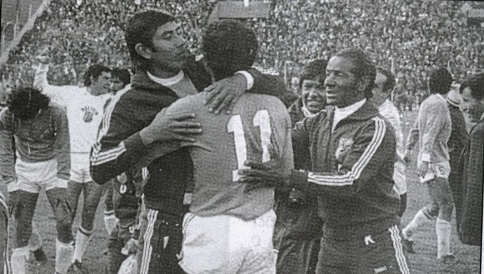 Jugadores de la selección celebran el triunfo sobre Venezuela en 1977. Foto: Historia del Fútbol Boliviano.