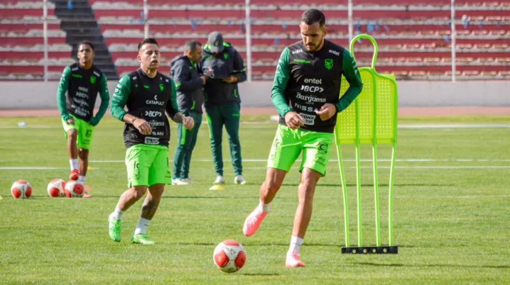 El central Luis Haquín y Henry Vaca durante uno de los últimos entrenamientos de la selección. Foto: FBF