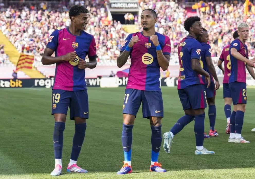 El brasileño Raphinha celebra unos de sus goles junto a Lamine Yamal. Foto: EFE