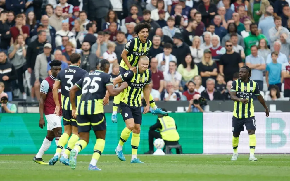 El noruego Erling Haaland, junto a sus compañeros, celebra uno de sus tres goles contra el West Ham. Foto: EFE
