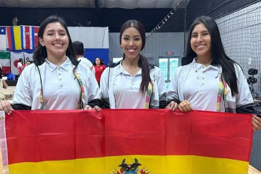 Barrios (izq.), Daza y Rivero con la tricolor nacional en el Mundial. Foto. Jenny Daza.