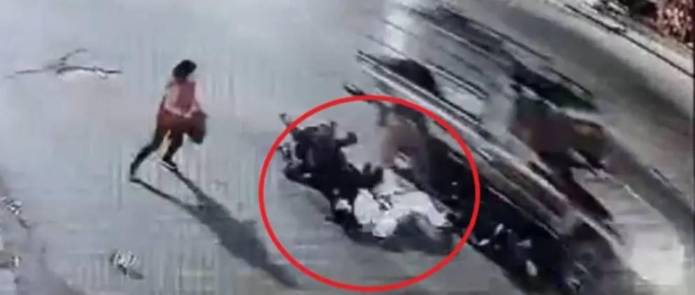 Momento en el que un grupo de personas es arrollada por una camioneta, en la ciudad de El Alto. Foto: Captura video.