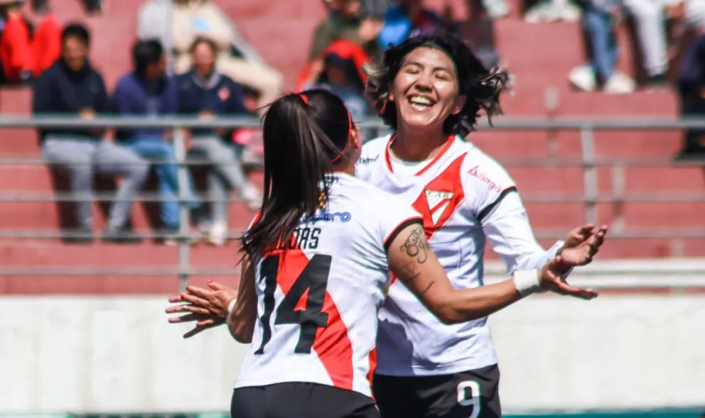 Ticona (de frente) celebra su gol junto a Rojas. Foto: Always Ready.