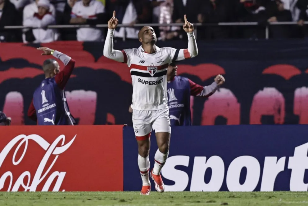 Lucas Moura celebra uno de los últimos goles que convirtió para el Sao Paulo. Foto: EFE