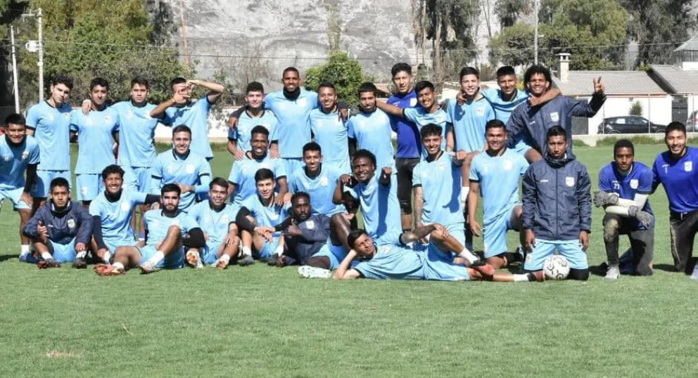 Plantel completo de ABB, uno de los representantes de La Paz en la Copa Simón Bolívar. Foto: ABB