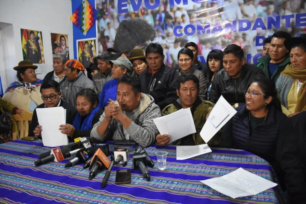 Los dirigentes y legisladores "evistas" brindan conferencia de prensa. Foto: APG